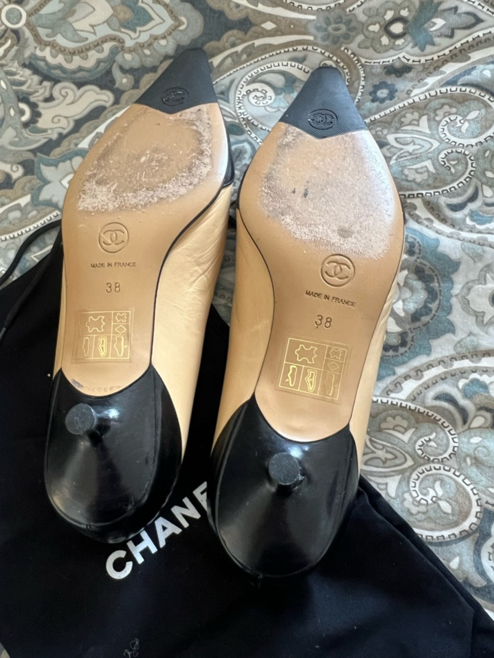 CHANEL Two-Tone Black and Beige Pointed Toe Leather Flats - Picture 3 of 7